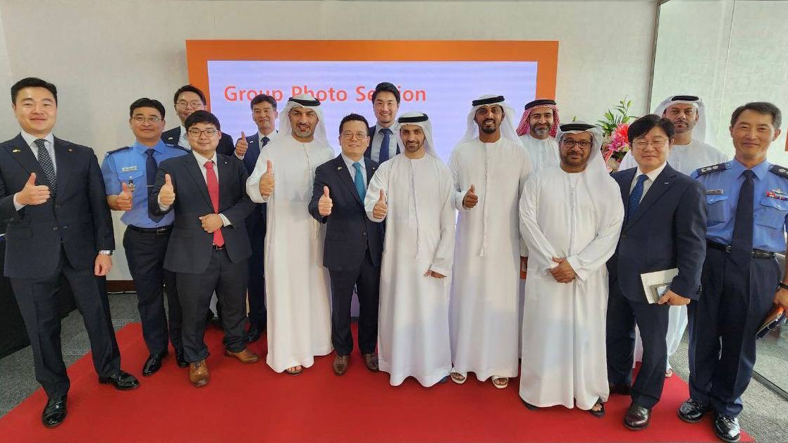 지난 12일(현지시간) 한화시스템 아부다비 지사 개소식에서 UAE 국방부 산하 타와준 경제위원회(TAWAZUN Economic Council), TTI(Tawazun Technology and Innovation), UAE 소요군인 AFAD(Air Force and Air Defence)의 핵심인사, 대한민국 공군 파견요원, UAE 주재 한국 대사관 및 어성철 한화시스템 대표이사(앞줄 왼쪽에서 다섯번째) 등이 참석해 기념촬영을 하고 있다. [한화시스템 제공]