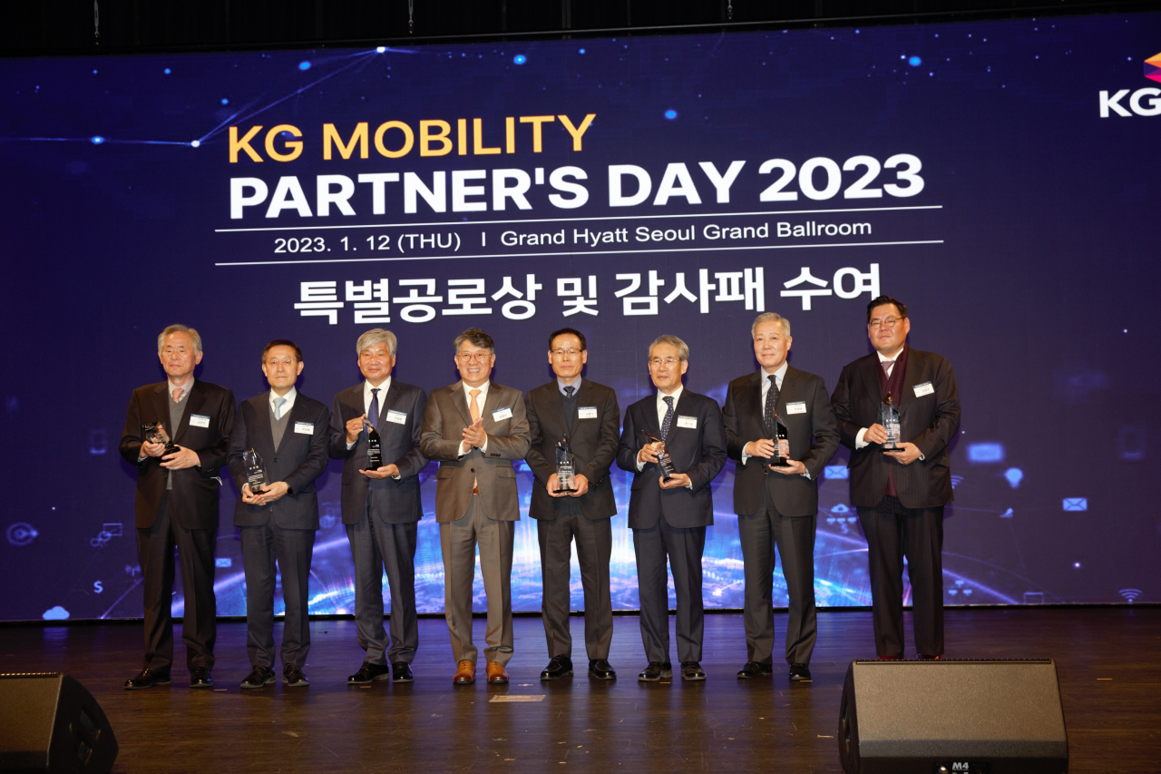 쌍용자동차가 파트너사와 상생협력과 동반 성장을 도모하기 위해 회사의 경영 현황 및 사업 비전 등을 공유하는 ‘2023년 파트너스 데이’를 가졌다. 곽재선(왼쪽 네번째) 회장이 파트너사 대표에게 감사패를 전달한 후 기념촬영을 하고 있다. [쌍용차 제공]