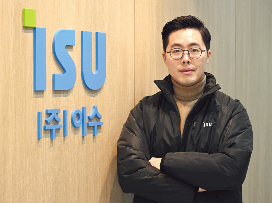김세민 (주)이수 전략본부장(전무)이 서울 서초구 이수그룹 본사에서 헤럴드경제와 인터뷰를 하고 있다. 30대인 김 전무는 이수에 맞는 ESG 가치경영을 위해 올해 또 다른 업사이클링 프로젝트를 구상 중이다. 임세준 기자