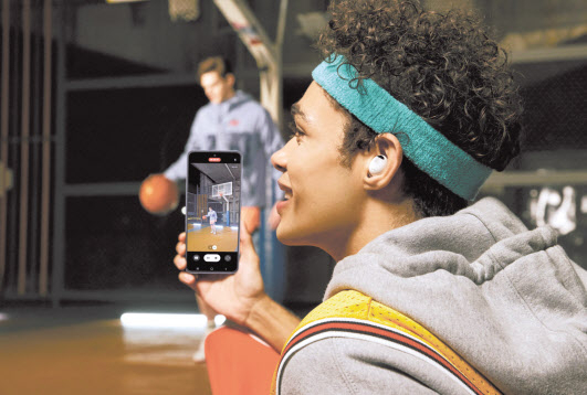 갤럭시 버즈2 프로로 360 오디오 레코딩을 하는 모습. [삼성전자 제공]