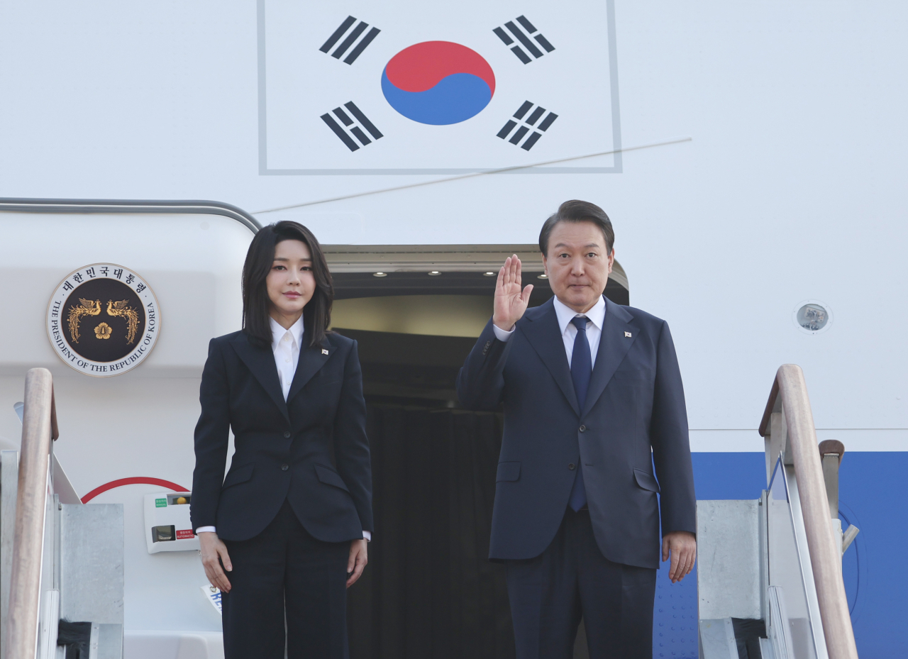 윤석열 대통령과 김건희 여사가 지난해 11월 11일 오전 아세안(ASEAN·동남아국가연합) 관련 정상회의 및 주요20개국(G20) 정상회의 등 다자회의 참석을 위해 성남 서울공항에서 공군 1호기에 탑승해 인사하고 있다. [연합]