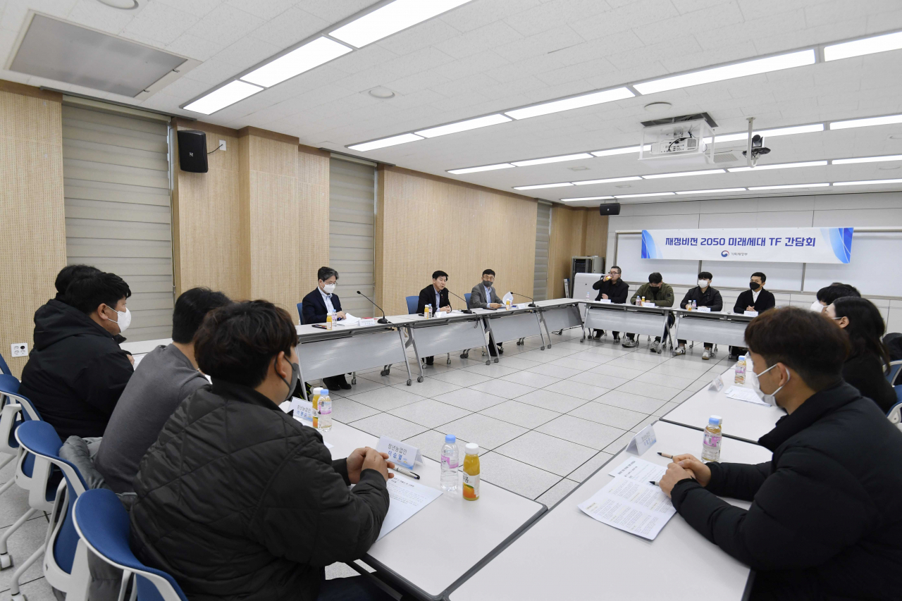 최상대 기획재정부 제2차관이 13일 광주광역시 광산구 광주 농업기술센터에서 열린 ‘재정비전 2050 미래세대 간담회’에서 지역 청년 농업인·소상공인들과 이야기를 나누고 있다.[기획재정부 제공]