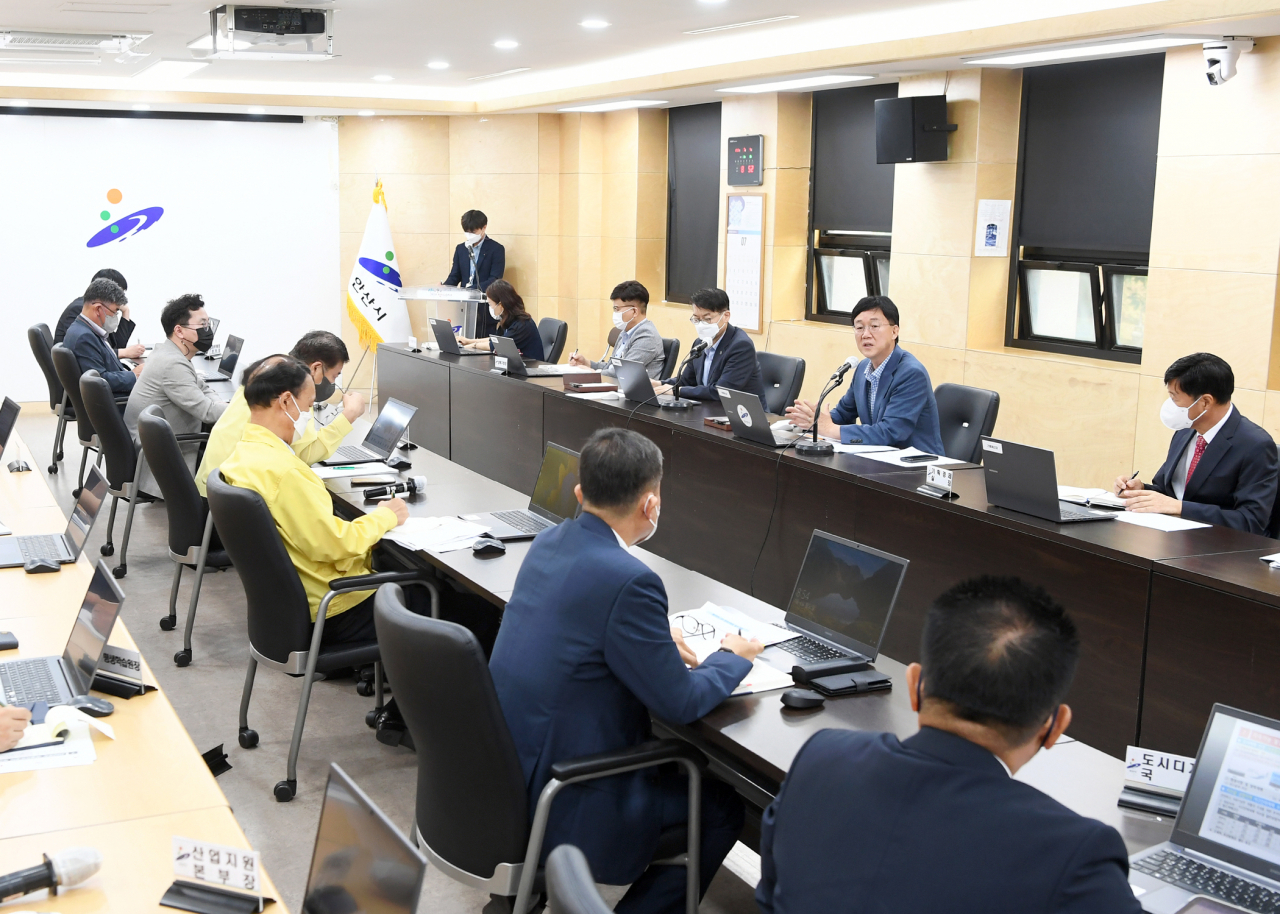 이민근 안산시장이 설연휴 대책을 논의중이다.