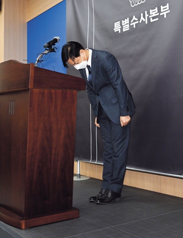 손제한 이태원 사고 특수본 본부장이 13일 오전 서울 마포구 특수본 청사에서 브리핑을 열기 전 고개를 숙이고 있다. 특수본은 159명의 희생자를 낸 이태원 참사는 관계기관의 미흡한 사전 예방조치와 사고 이후 부정확한 상황 판단 등의 과실이 중첩된 인재였다고 결론내렸다. 임세준 기자