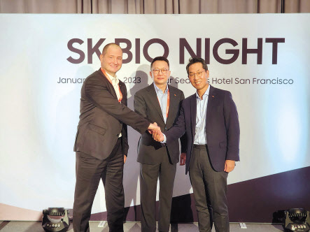SK(주)는 11일(현지시간) 미국 샌프란시스코 포시즌스 호텔에서 ‘SK 바이오 나이트’ 행사를 개최하고 글로벌 파트너십 강화에 나섰다. 요그 알그림(왼쪽부터) SK팜테코 대표, 김연태 SK(주) 바이오투자센터장, 이동훈 SK바이오팜 대표. [SK 제공]