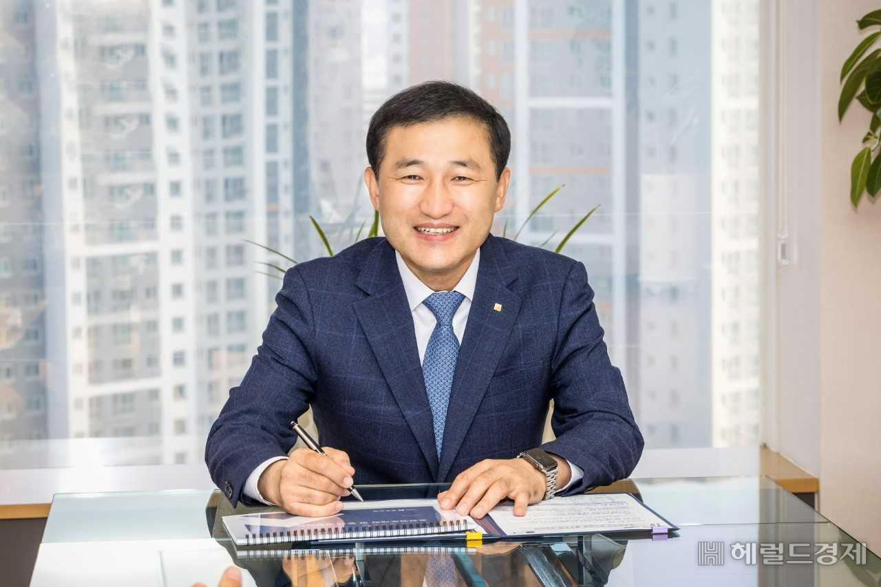 고병일 광주은행장은 올초 취임사에서 기본이 탄탄한, 역동적인 강소은행과 더불어 100년 은행의 교두보를 마련하겠다고 강조했다.