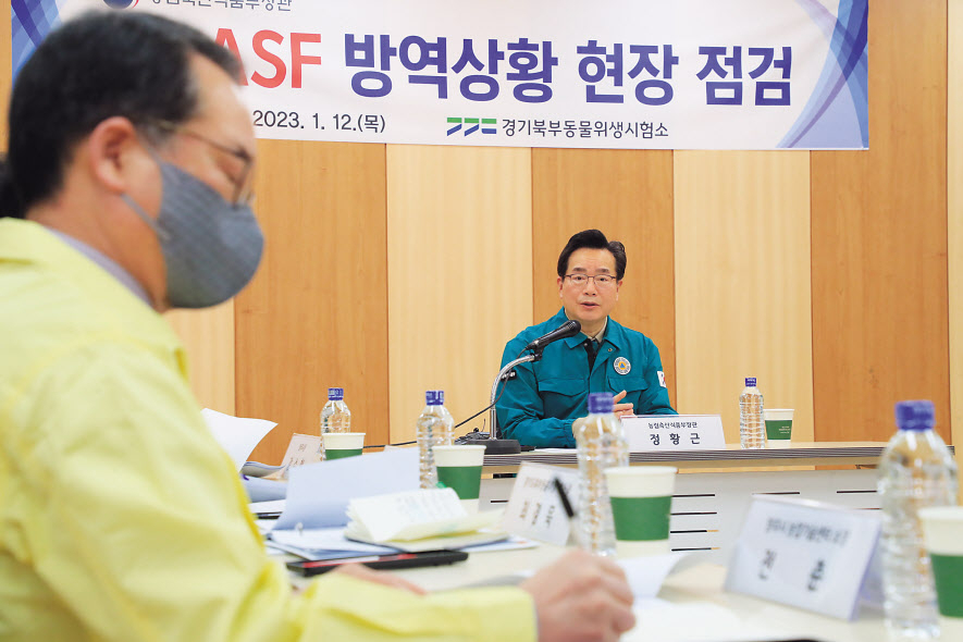 정황근 농림축산식품부 장관이 12일 경기 양주시 거점소독시설과 경기 북부 동물위생시험소를 방문, 방역상황 현장점검하며 방역수칙 준수 등에 대해 발언하고 있다. [연합]