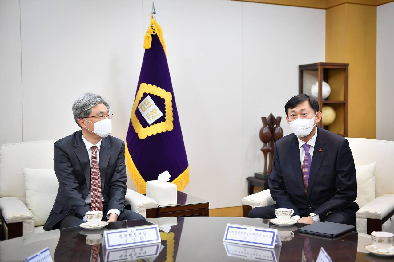 고진(오른쪽) 대통령 직속 디지털플랫폼정부위원회 위원장은 12일 김상환 법원행정처장과 첫 상견례를 갖고 디지털플랫폼정부 구현을 위한 협력을 논의했다. [디지털플랫폼정부위원회 제공]