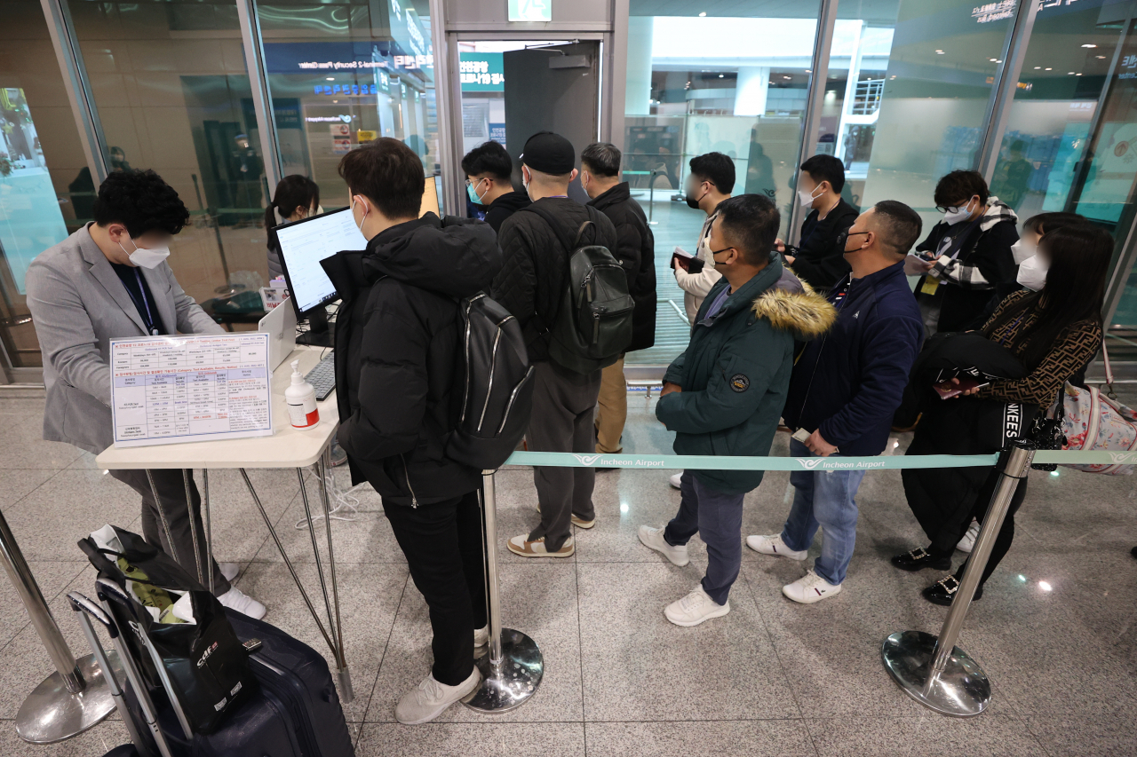 9일 오전 인천국제공항 제2여객터미널로 입국한 중국발 입국자들이 코로나19 검사센터에서 검사를 받기 위해 접수하고 있다. 연합뉴스