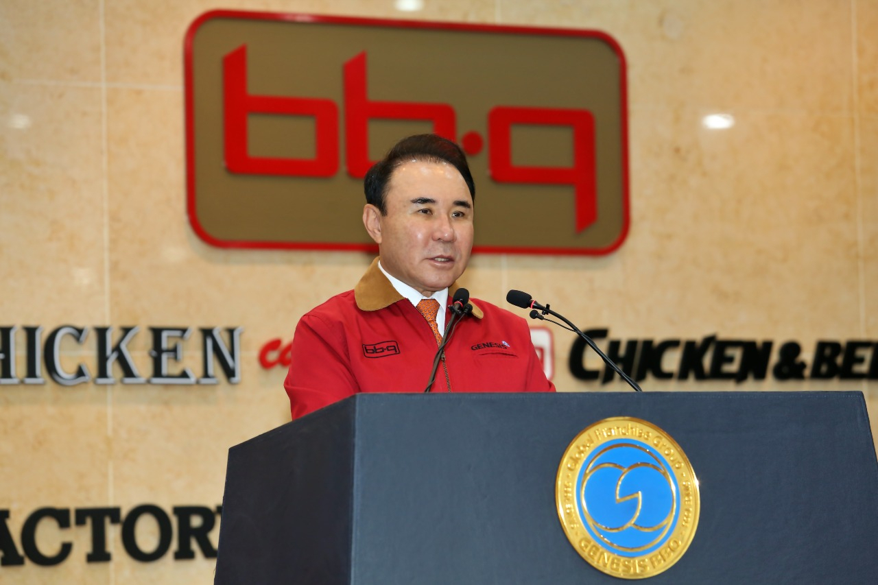 윤홍근 제너시스BBQ 그룹 회장이 2023년 신년사를 발표하고 있다. [bbq제공]