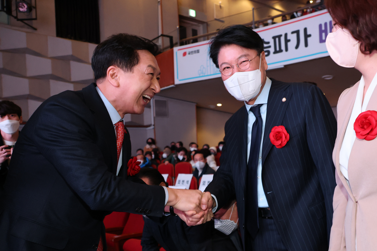 국민의힘 차기 당 대표 경선에 출마한 김기현 의원(왼쪽 )이 지난 1월 5일 오후 서울 송파구민회관에서 열린 국민의힘 송파을 신년인사회에서 장제원 의원과 인사를 하고 있다. [연합]