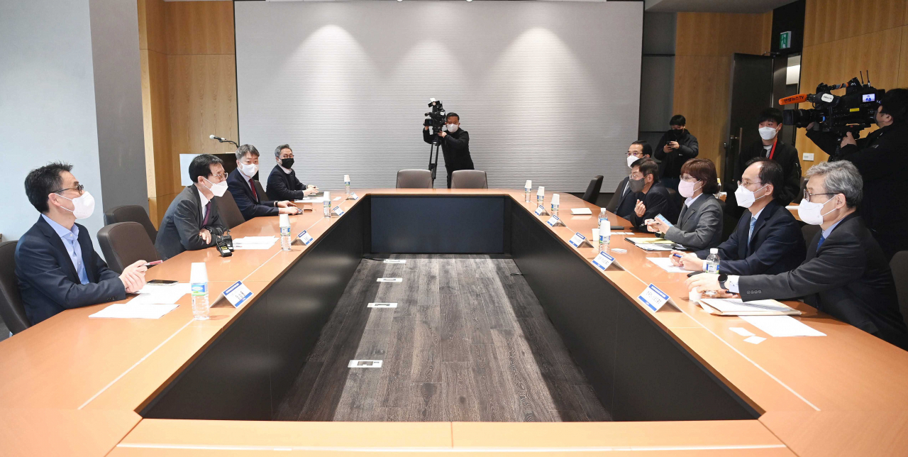 문동민 산업통상자원부 무역투자실장이 13일 서울 강남구 무역협회 회의실에서 열린 '중국 단기비자 발급 일시 중단 관련 긴급 점검회의'를 주재하고 현장에서 필요로 하는 지원대책 등을 논의하고 있다. 연합뉴스