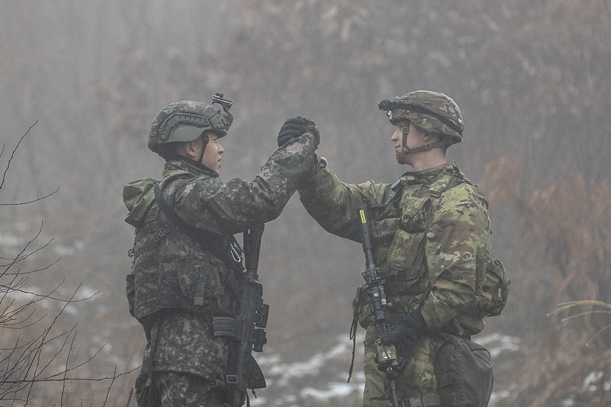 경기도 파주 무건리훈련장에서 13일 실시된 아미타이거 시범여단과 미국 스트라이커 여단의 연합훈련에서 한미 장병들이 목표 확보 후 악수를 나누고 있다. [육군 제공]