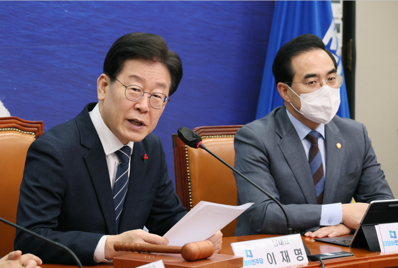 더불어민주당 이재명 대표가 13일 오전 국회에서 열린 최고위원회의에서 발언하고 있다. 오른쪽은 박홍근 원내대표. 연합뉴스