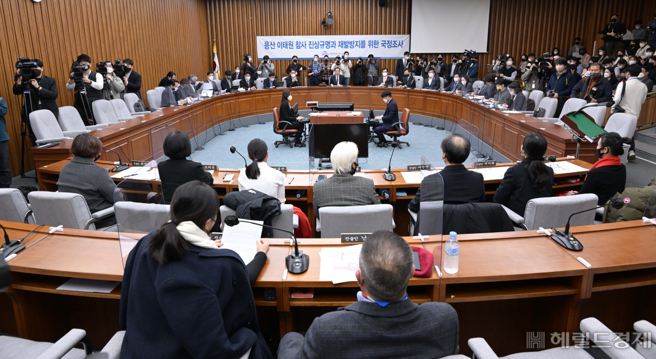 지난 12일 오후 국회에서 용산 이태원 참사 진상규명과 재발방지를 위한 국정조사특별위원회 공청회가 열리고 있다. 이날 공청회에는 유가족 8명과 생존자 2명, 지역 상인 1명 등 11명이 참석했다.