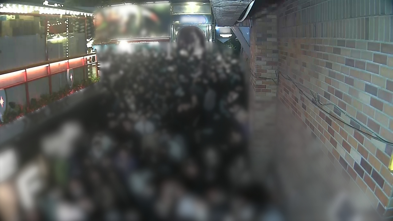 지난해 10월 29일 이태원 참사 당일 21시 사고 골목 CC(폐쇄)TV 영상. 골목에 인파 쏠림 현상이[이태원 참사 특별수사본부 제공]