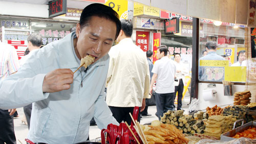 2009년 6월25일 서울 동대문구 이문동의 재래시장에서 오뎅을 먹는 이명박 전 대통령. [연합]