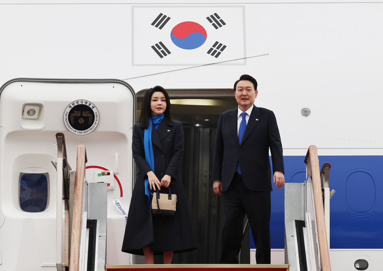 윤석열 대통령과 김건희 여사가 14일 오전 아랍에미리트(UAE) 국빈 방문과 스위스 다보스포럼 참석 등을 위해 성남 서울공항에서 공군 1호기에 탑승, 인사하고 있다. [연합]
