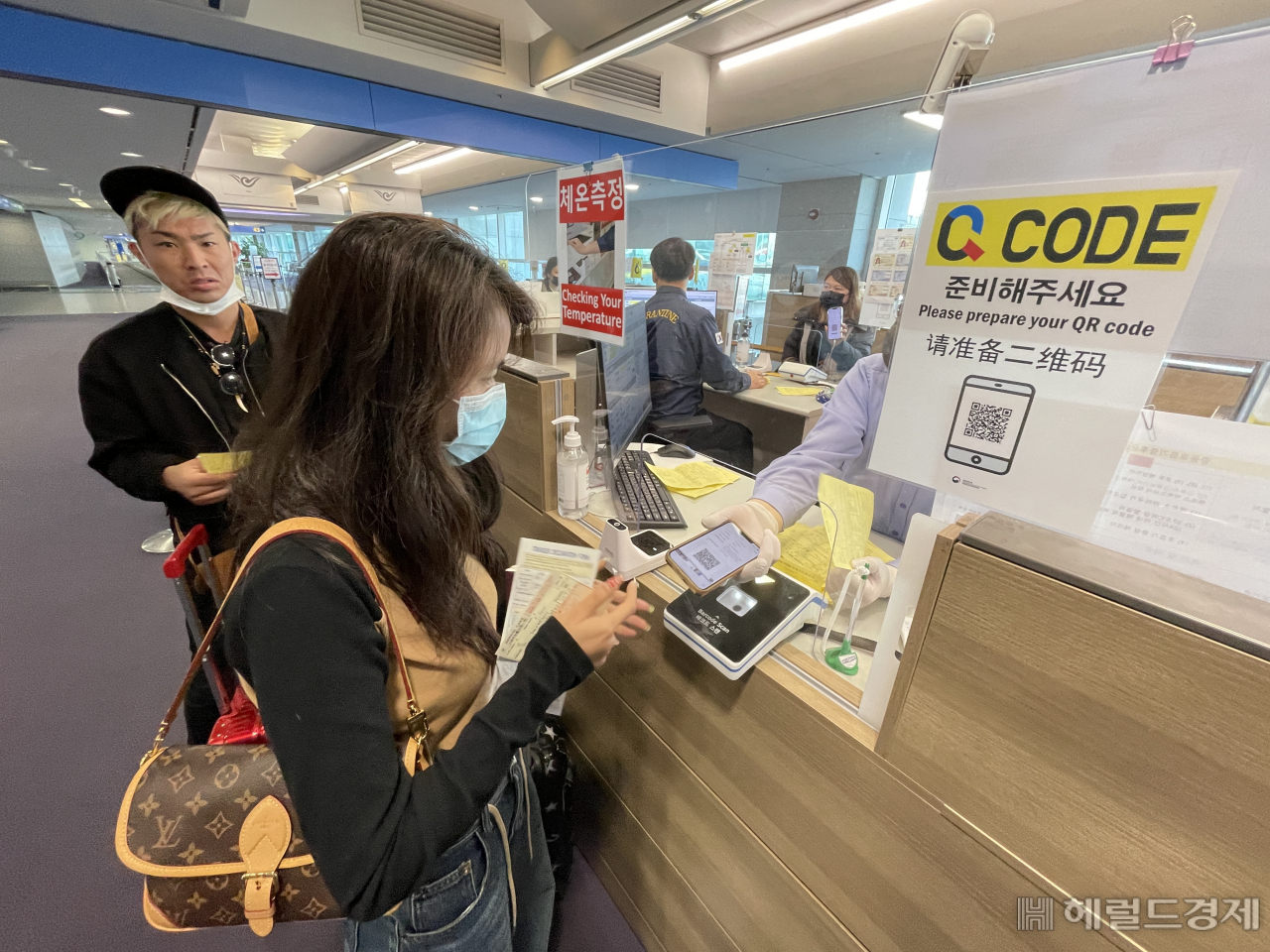 인천공항 입국장 검역대에서 입국하는 외국인 여행객들이 Q코드를 찍고 있다. 공항사진기자단