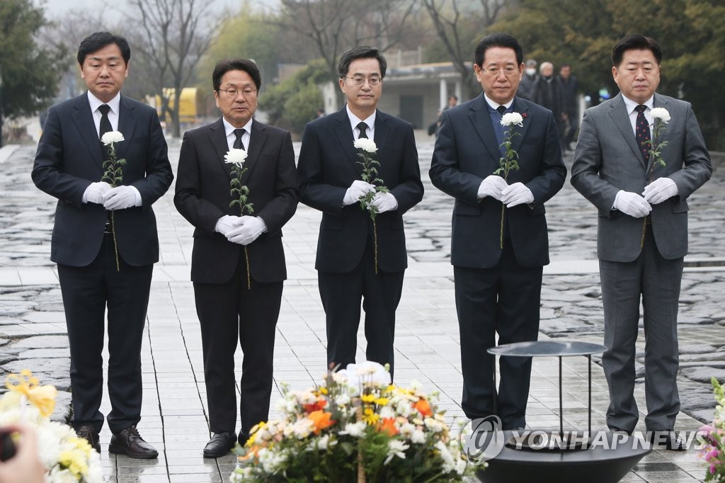 더불어민주당 소속 시·도지사들이 설을 앞둔 14일 경남 김해시 진영읍 봉하마을 고(故) 노무현 전 대통령 묘역을 참배하고 있다. 왼쪽부터 김관영 전북지사, 강기정 광주광역시장, 김동연 경기지사, 김영록 전남지사, 오영훈 제주특별자치도지사.[연합]