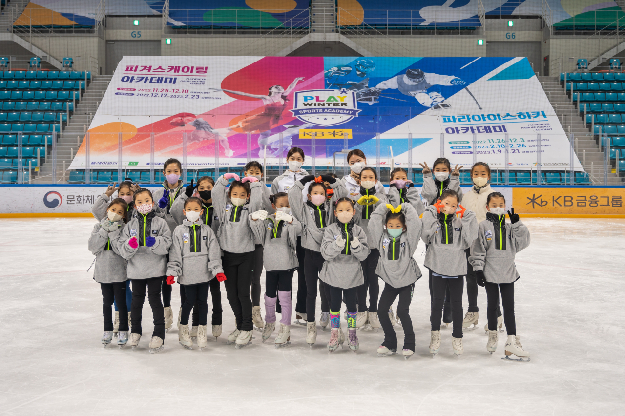김연아(뒷줄 가운데)가 14일 플레이윈터 피겨스케이팅 아카데미에 강사로 참가해 어린 선수들을 지도했다./올댓스포츠 제공