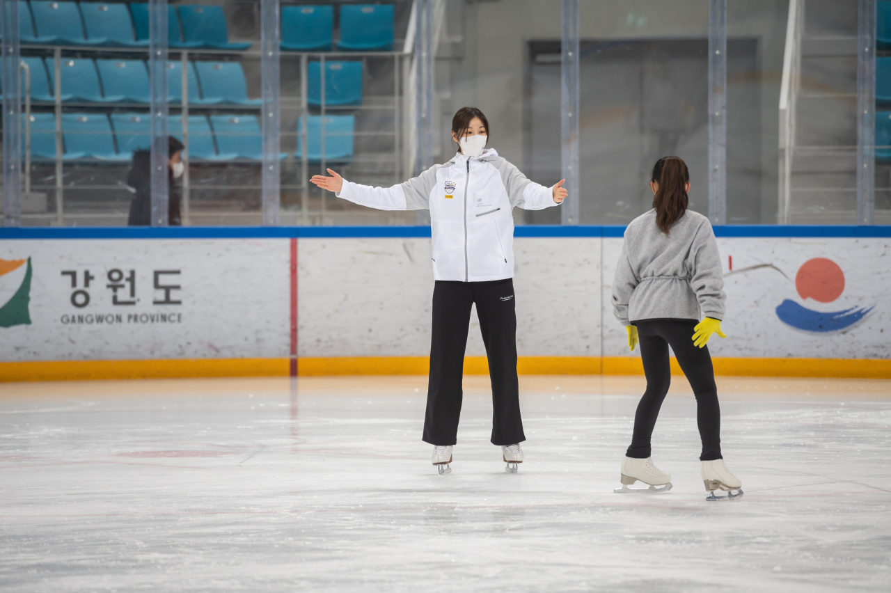 김연아가 1대1로 지도하는 모습./올댓스포츠 제공