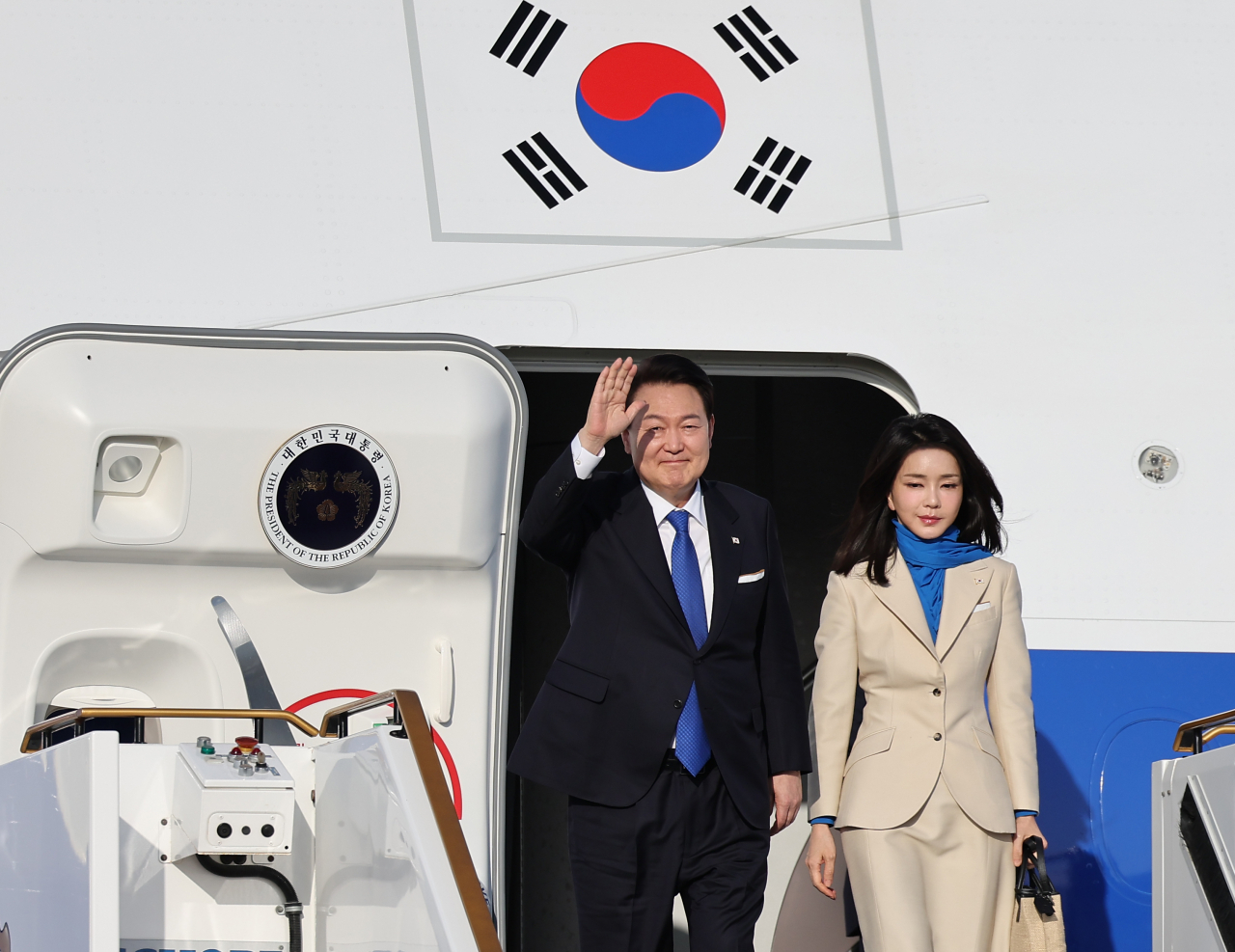 윤석열 대통령과 김건희 여사가 14일(현지시간) 아랍에미리트(UAE) 아부다비 왕실공항에 도착, 공군 1호기에서 내리며 인사하고 있다. [연합]