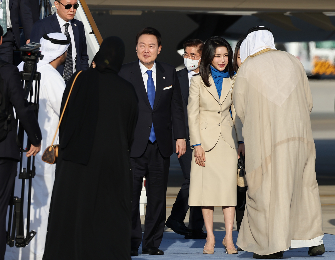 윤석열 대통령과 김건희 여사가 14일(현지시간) 아랍에미리트(UAE) 아부다비 왕실공항에 도착, 공군 1호기에서 내려 영접인사를 만나고 있다. [연합]