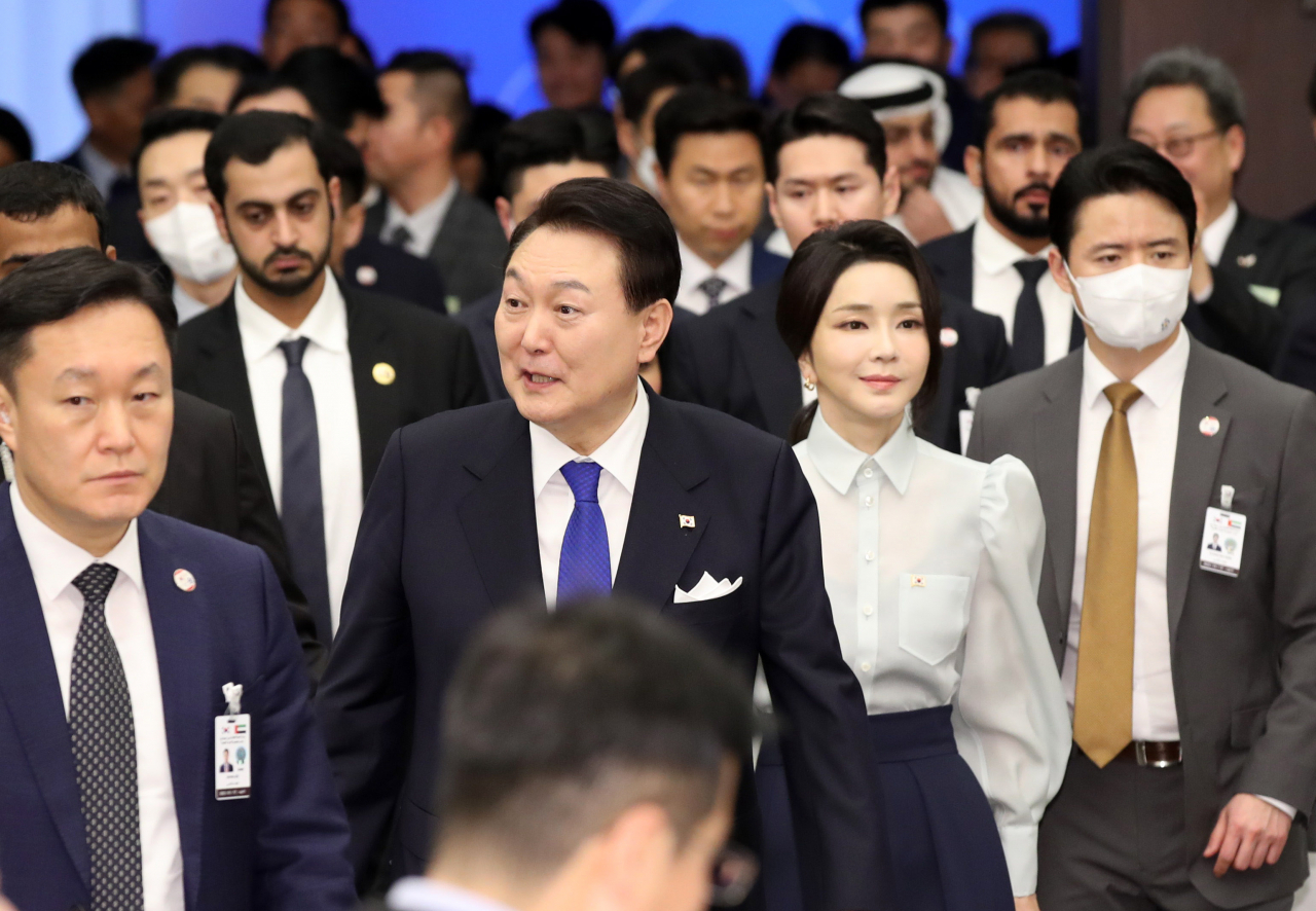 아랍에미리트(UAE)를 국빈 방문 중인 윤석열 대통령과 김건희 여사가 14일(현지시간) 아부다비 한 호텔에서 열린 UAE 동포간담회에 입장하고 있다. [연합]