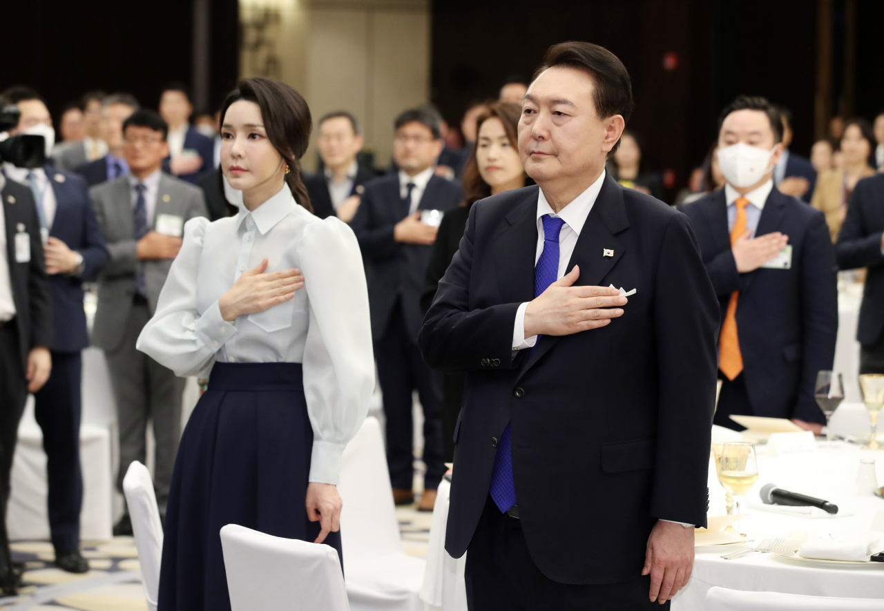 아랍에미리트(UAE)를 국빈 방문 중인 윤석열 대통령과 김건희 여사가 14일(현지시간) 아부다비 한 호텔에서 열린 UAE 동포간담회에 참석, 국기에 경례를 하고 있다. [연합]