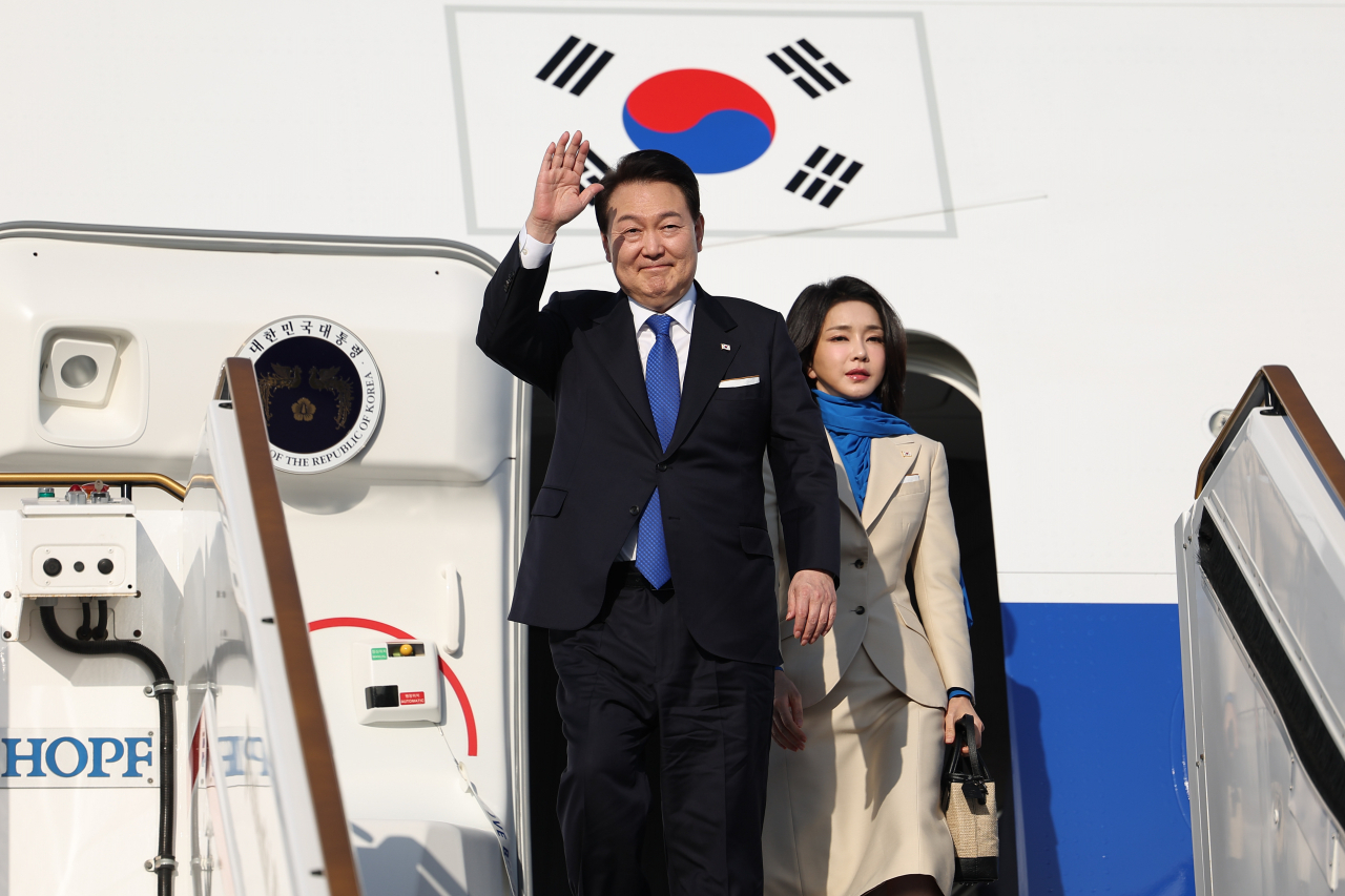 윤석열 대통령과 김건희 여사가 14일(현지시간) 아랍에미리트(UAE) 아부다비 왕실공항에 도착, 공군 1호기에서 내리고 있다. [연합]