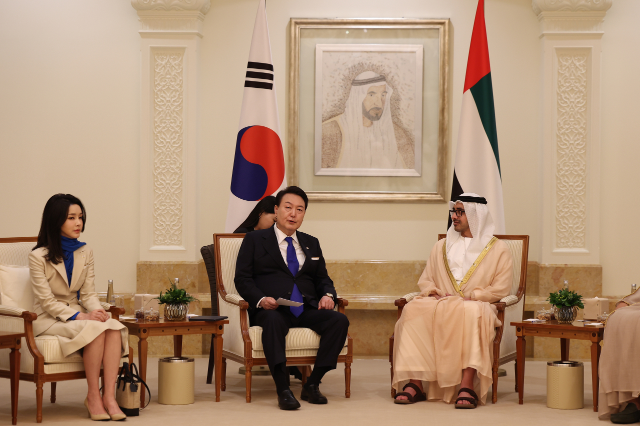 윤석열 대통령이 14일(현지시간) 아랍에미리트(UAE) 아부다비 왕실공항에 도착, 압둘라 알 나흐얀 외교부 장관과 대화하고 있다. [연합]