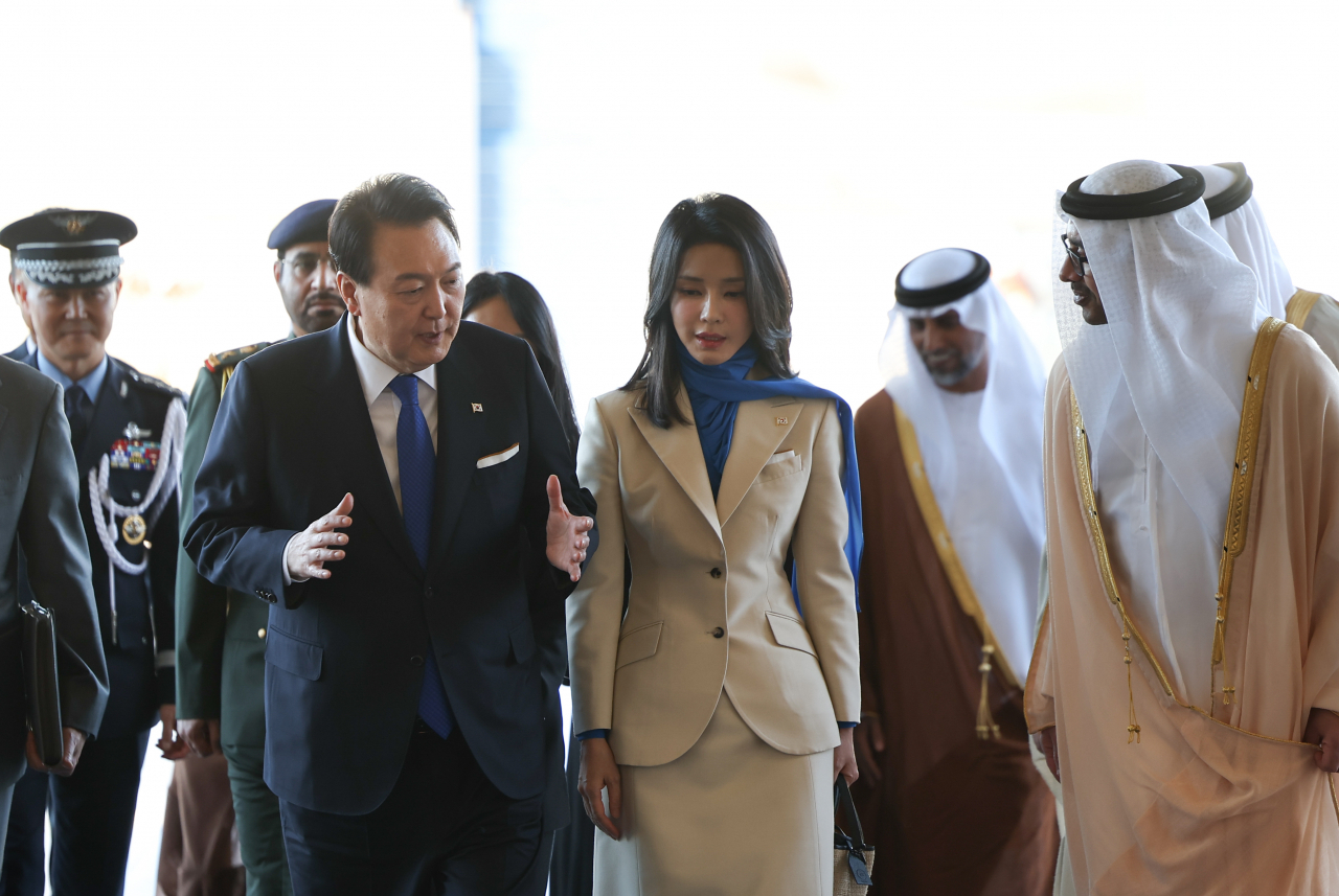 윤석열 대통령이 14일(현지시간) 아랍에미리트(UAE) 아부다비 왕실공항에 도착, 압둘라 알 나흐얀 외교부 장관과 대화하고 있다. [연합]
