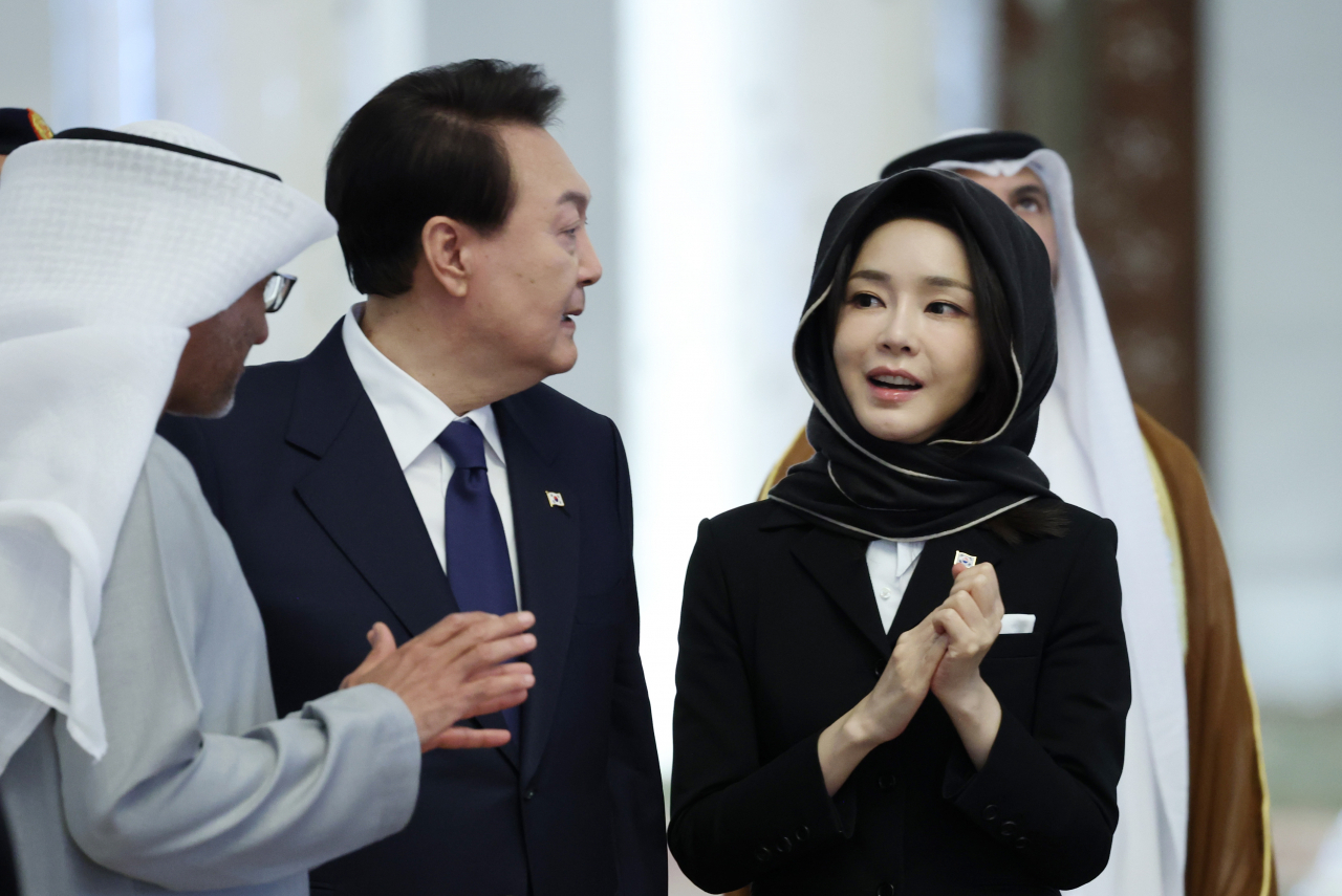 아랍에미리트(UAE)를 국빈 방문 중인 윤석열 대통령과 김건희 여사가 15일(현지시간) 아부다비에 위치한 셰이크 그랜드 자히드 모스크를 방문, 관계자로부터 설명을 듣고 있다. [연합]