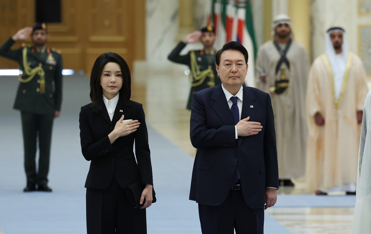 아랍에미리트(UAE)를 국빈 방문 중인 윤석열 대통령이 15일(현지시간) 아부다비 대통령궁 광장에서 열린 공식 환영식에서 국기에 경례하고 있다. [연합]