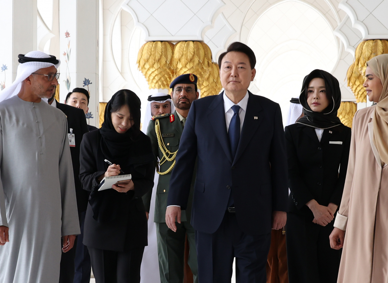아랍에미리트(UAE)를 국빈 방문 중인 윤석열 대통령과 김건희 여사가 15일(현지시간) 아부다비에 위치한 셰이크 자이드 그랜드 모스크를 방문하고 있다. 김 여사는 이슬람 관습에 따라 여성들이 머리를 감싸는 샤일라를 착용했다. [연합]