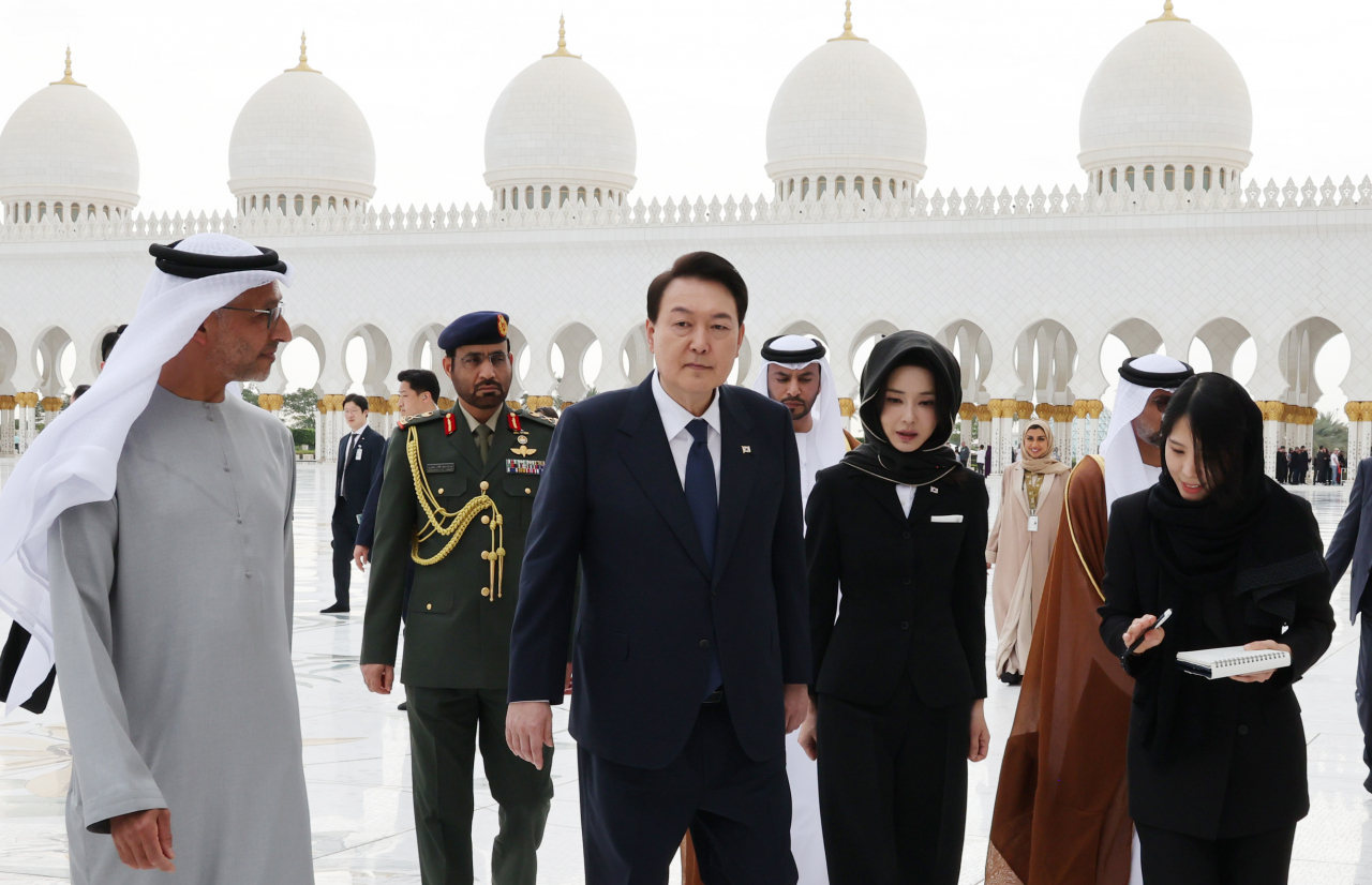 아랍에미리트(UAE)를 국빈 방문 중인 윤석열 대통령과 김건희 여사가 15일(현지시간) 아부다비에 위치한 셰이크 그랜드 자히드 모스크를 방문하고 있다. [연합]