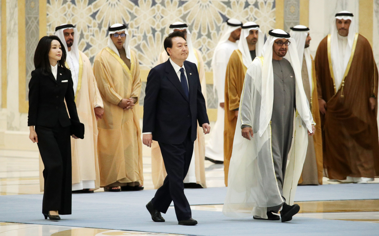 아랍에미리트(UAE)를 국빈 방문 중인 윤석열 대통령이 15일(현지시간) 아부다비 대통령궁에서 열린 공식 환영식에서 사열대로 이동하고 있다. [연합]