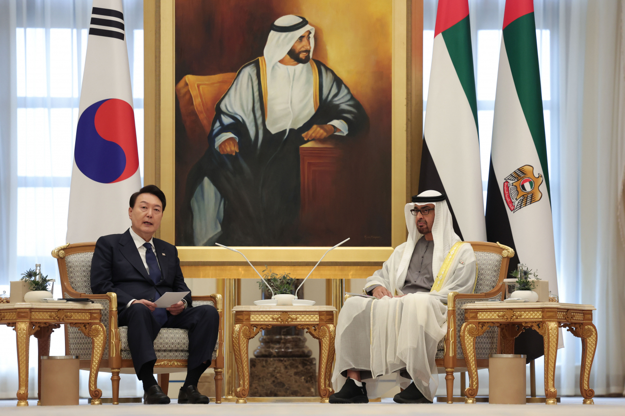 아랍에미리트(UAE)를 국빈 방문 중인 윤석열 대통령이 15일(현지시간) 아부다비 대통령궁에서 무함마드 빈 자예드 알 나흐얀 UAE 대통령과 한-UAE 확대회담을 하고 있다. [연합]
