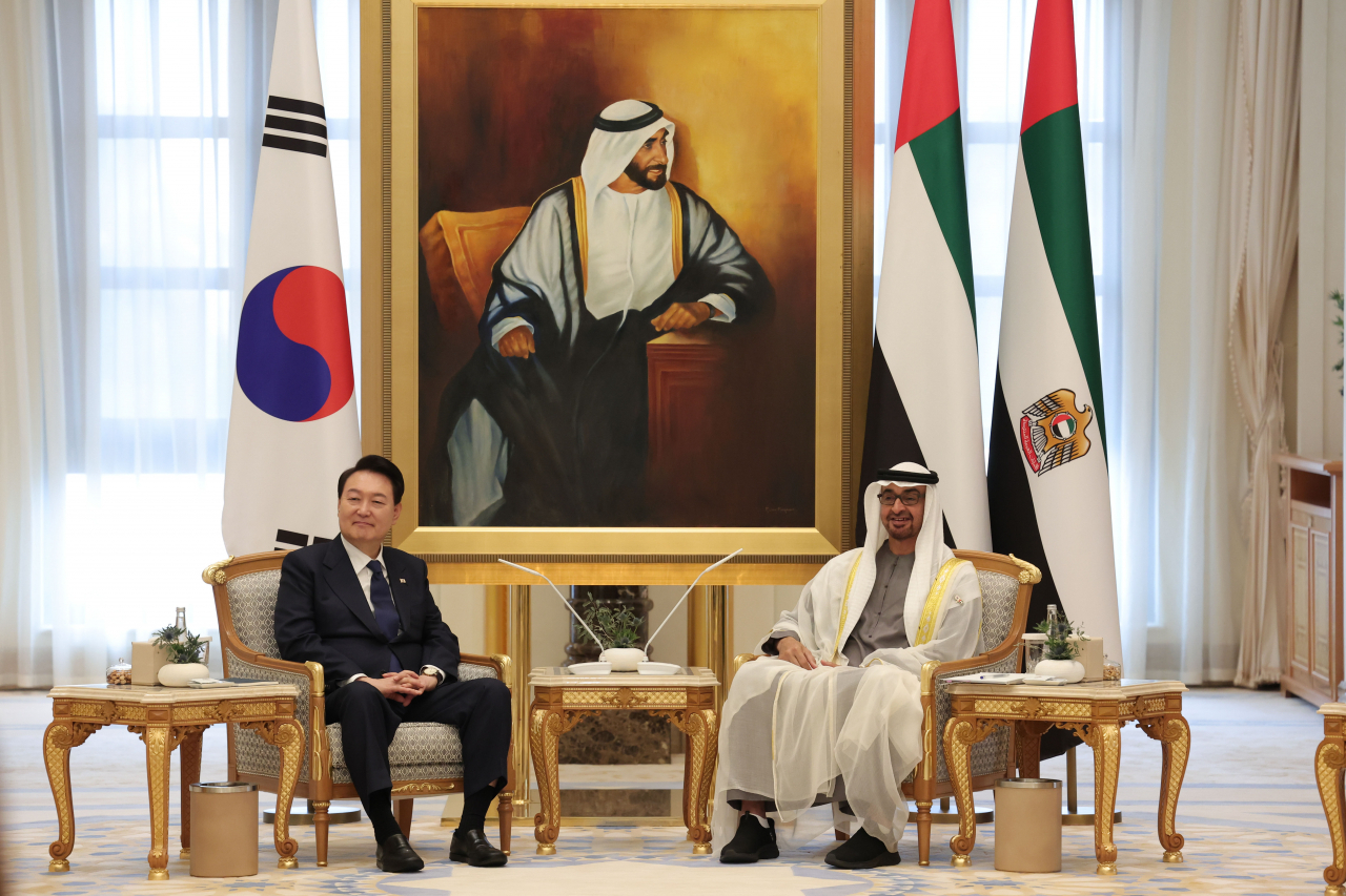 아랍에미리트(UAE)를 국빈 방문 중인 윤석열 대통령이 15일(현지시간) 아부다비 대통령궁에서 무함마드 빈 자예드 알 나흐얀 UAE 대통령과 한-UAE 확대회담을 하고 있다. [연합]