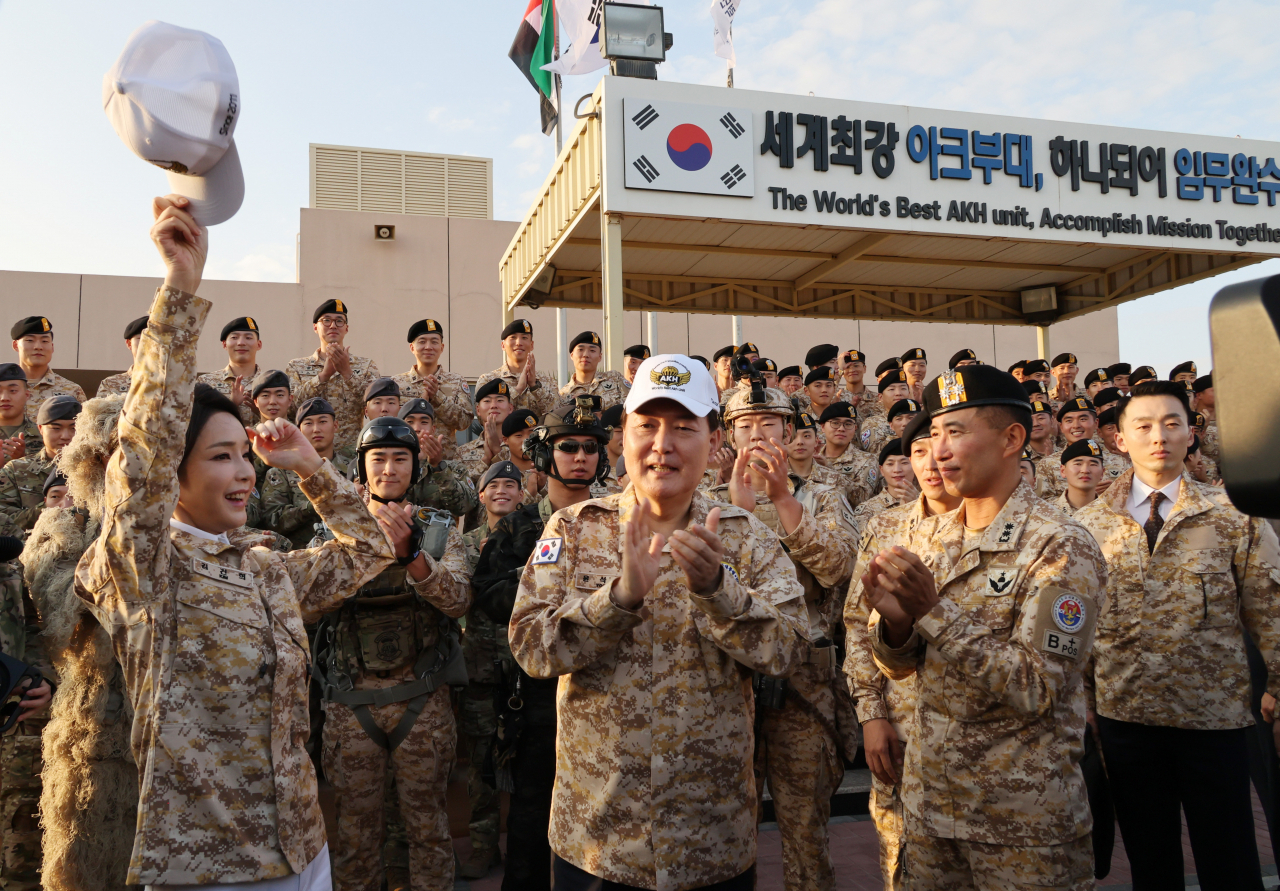 President Yoon Suk Yeol and first lady Kim Keon Hee receive hats as honorary Akh unit members during his visits to the UAE on Sunday. (Yonhap)