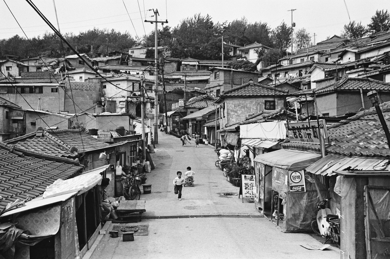 임정의, 봉천5동 외곽가로, 1985, archival pigment print, 8X12inch [서울대미술관 제공]