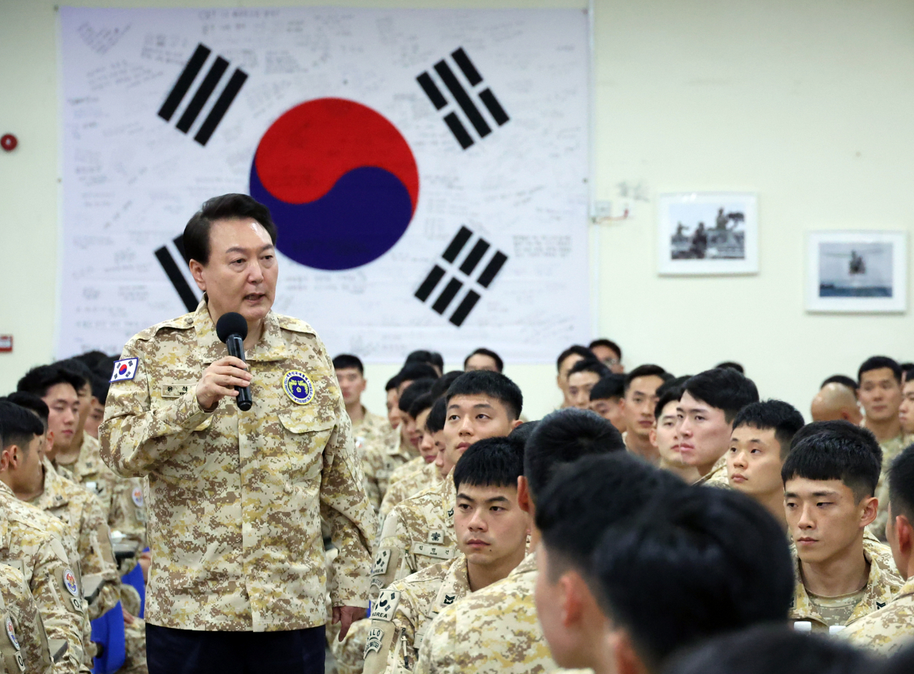 아랍에미리트(UAE)를 국빈 방문 중인 윤석열 대통령이 15일(현지시간) 현지에 파병 중인 아크부대를 방문, 장병들을 격려하고 있다. [연합]