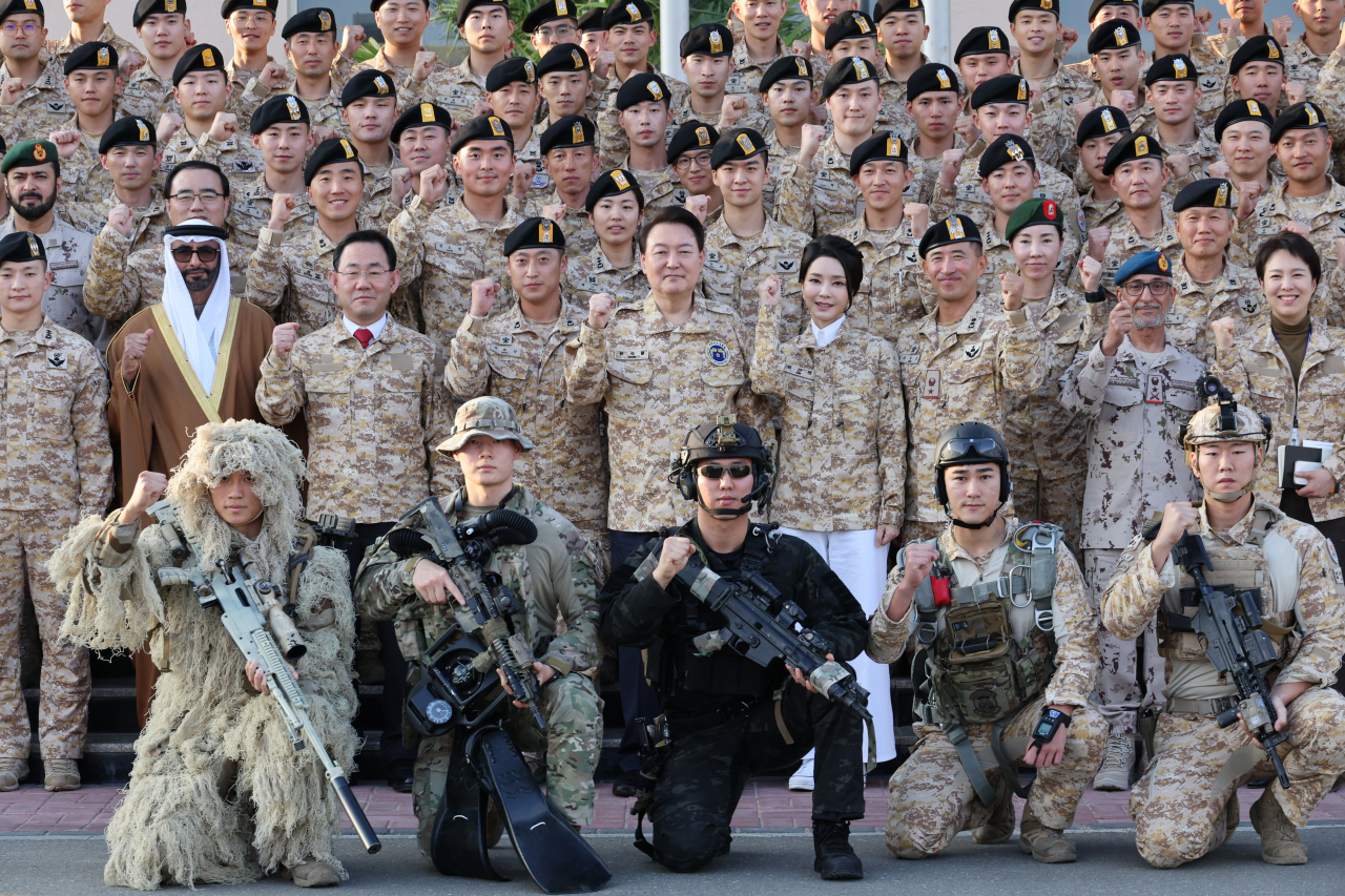 아랍에미리트(UAE)를 국빈 방문 중인 윤석열 대통령과 김건희 여사가 15일(현지시간) 현지에 파병중인 아크부대를 방문, 장병들과 기념촬영을 하고 있다. [연합]