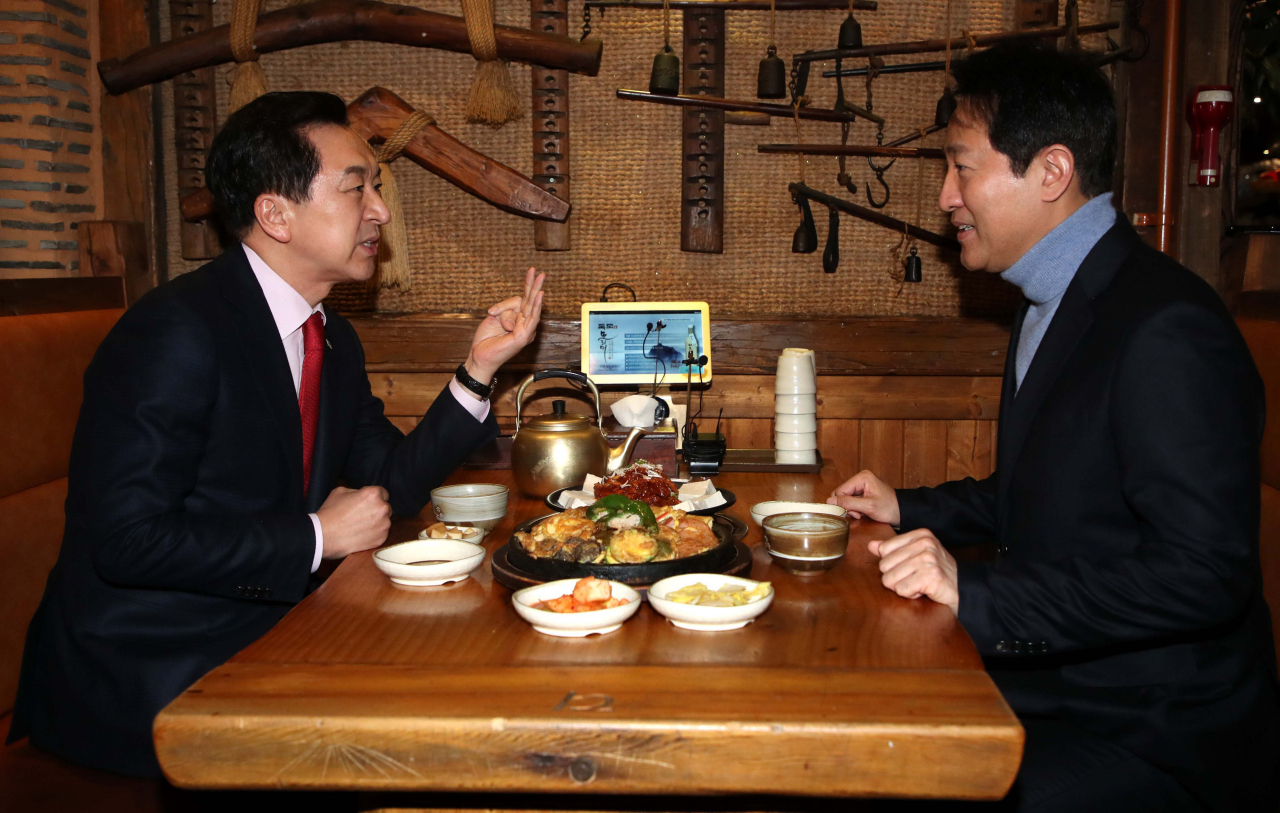 국민의힘 당권 주자인 김기현 의원(왼쪽)이 15일 오후 서울시내 한 식당에서 회동을 하고 있다. [연합]