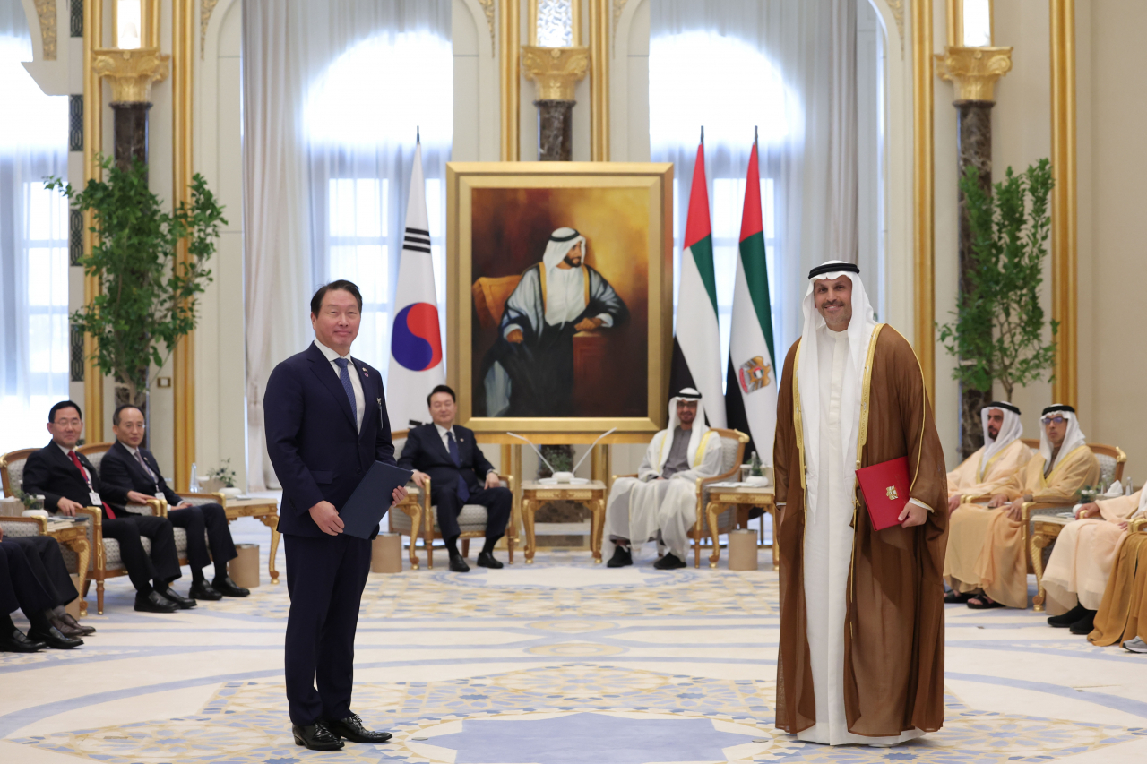 최태원 대한상공회의소 회장이 15일(현지시간) 아랍에미리트(UAE) 아부다비 대통령궁에서 열린 한-UAE 양해각서(MOU) 체결식에서 윤석열 대통령과 무함마드 빈 자예드 알 나흐얀 UAE 대통령이 지켜보는 가운데 기념촬영을 하고 있다. [연합]