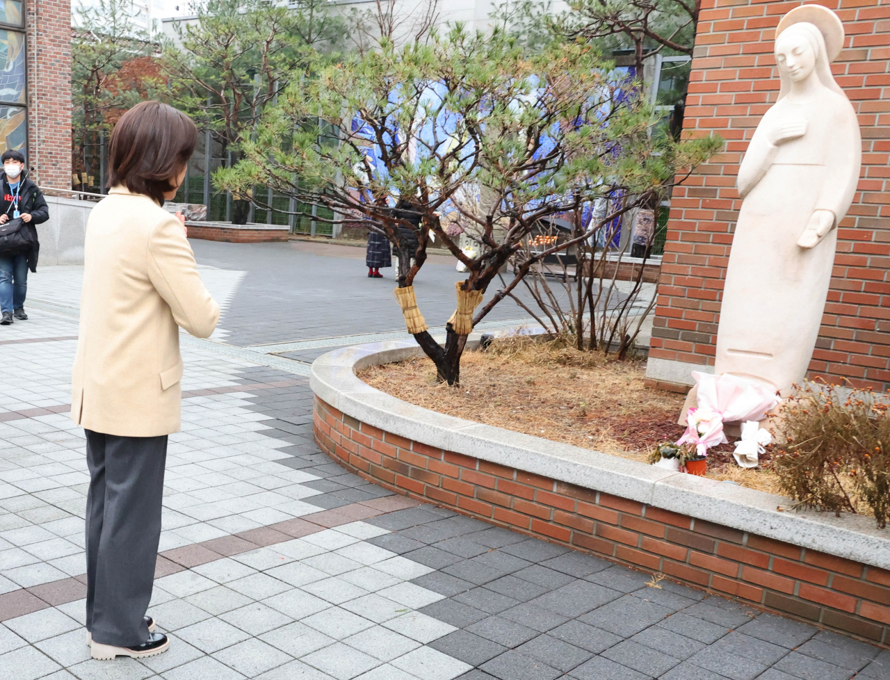 출산고령사회위원회 부위원장직에서 '해임'된 국민의힘 나경원 전 의원이 15일 오전 서울 흑석동 성당에서 미사를 마친 뒤 성당 밖으로 나와 기도하고 있다. [연합]