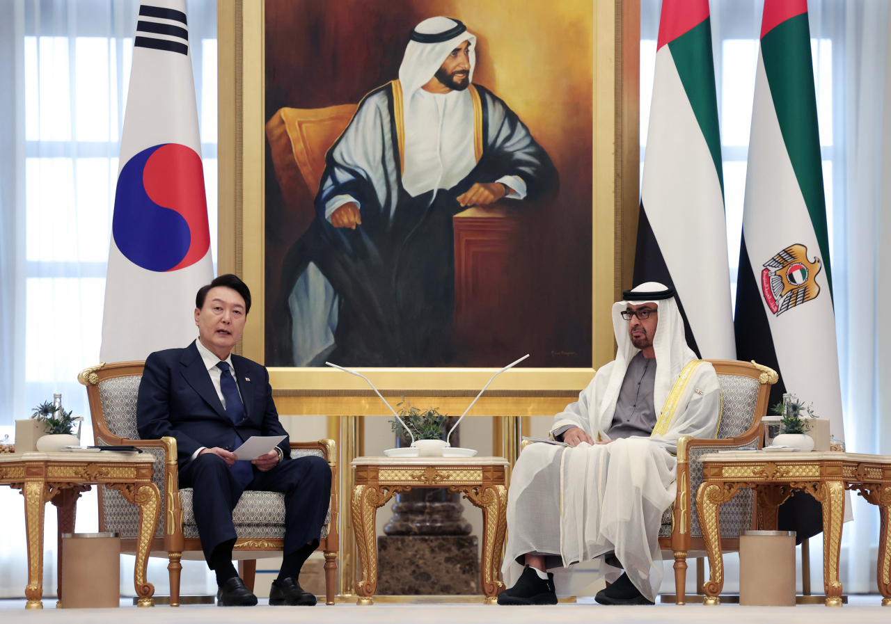 아랍에미리트(UAE)를 국빈 방문 중인 윤석열 대통령이 15일(현지시간) 아부다비 대통령궁에서 무함마드 빈 자예드 알 나흐얀 UAE 대통령과 한-UAE 확대회담을 하고 있다. [연합]