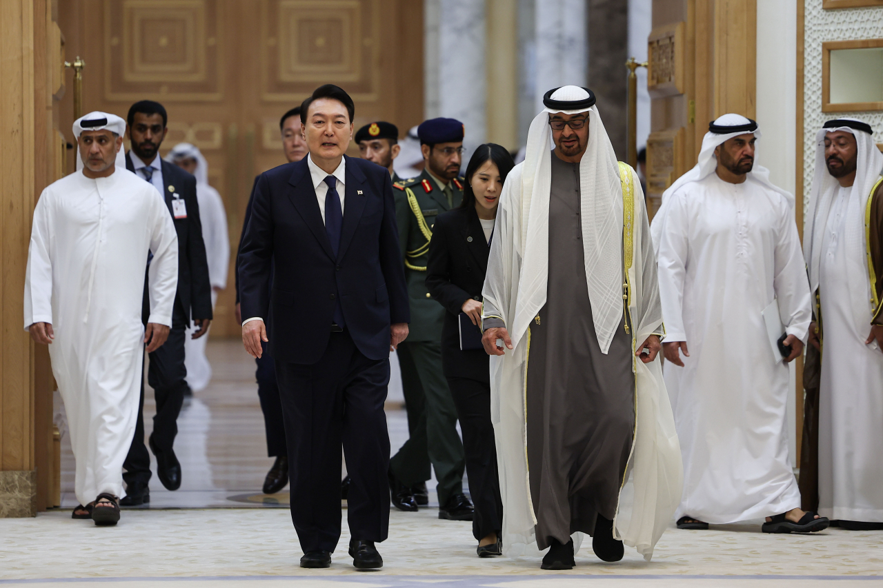 아랍에미리트(UAE)를 국빈 방문 중인 윤석열 대통령이 15일(현지시간) 아부다비 대통령궁에서 무함마드 빈 자예드 알 나흐얀 UAE 대통령과 한-UAE 확대회담을 위해 입장하고 있다. [연합]