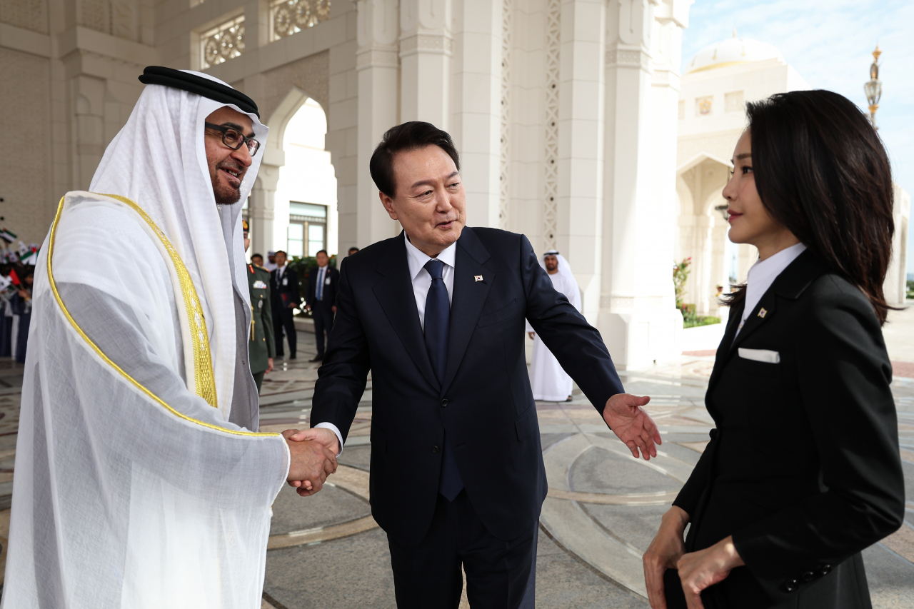 아랍에미리트(UAE)를 국빈 방문 중인 윤석열 대통령과 김건희 여사가 15일(현지시간) 아부다비 대통령궁에서 열린 공식 환영식에 앞서 무함마드 빈 자예드 알 나흐얀 UAE 대통령의 영접을 받고 있다. 연합뉴스